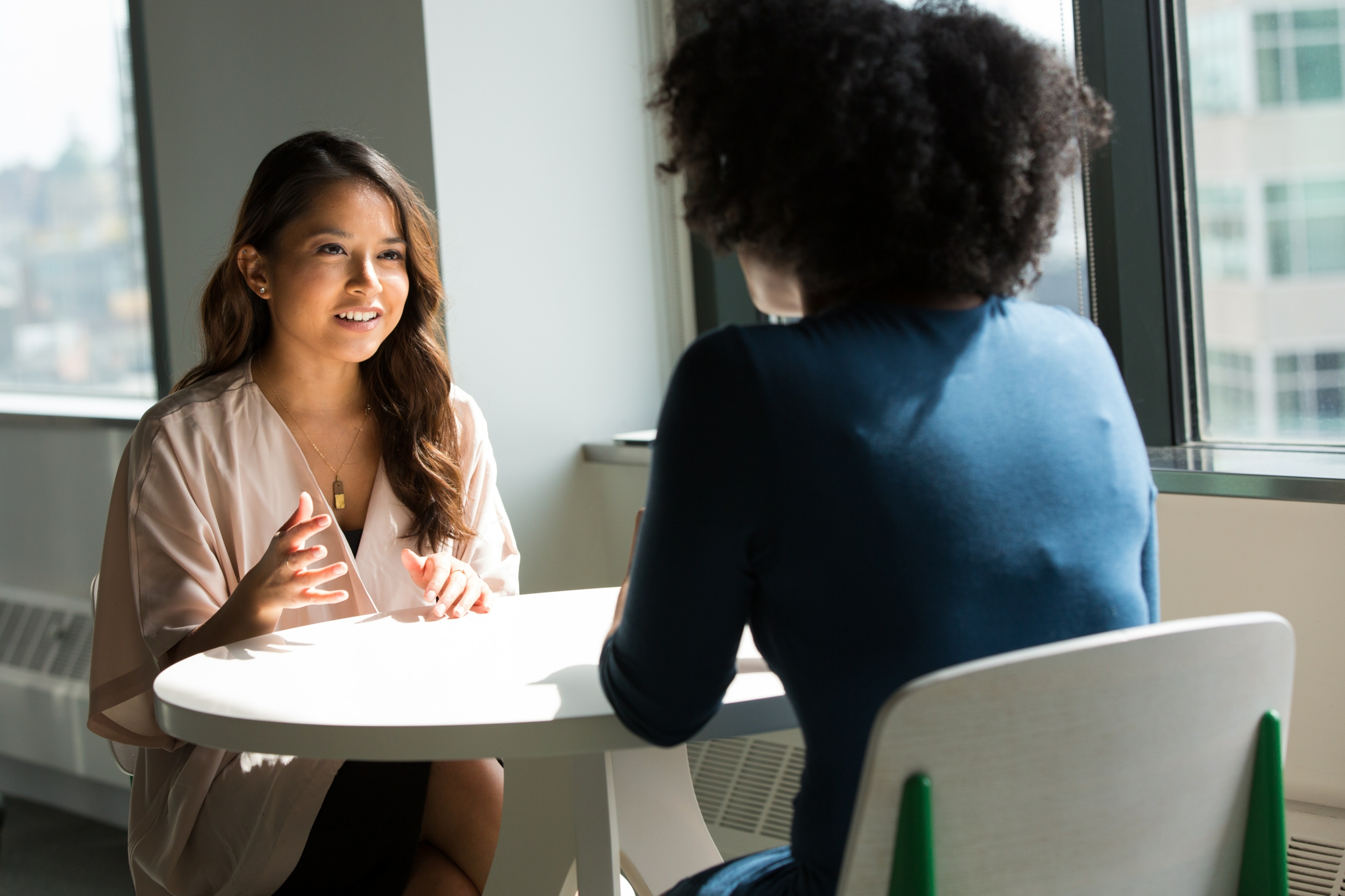 Zwei Frauen, in einer Coaching-Sitzung
