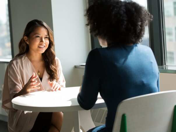 Zwei Frauen, in einer Coaching-Sitzung