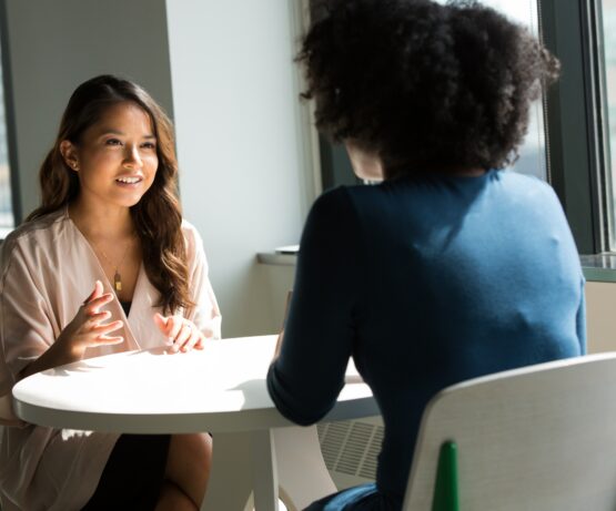 Zwei Frauen, in einer Coaching-Sitzung